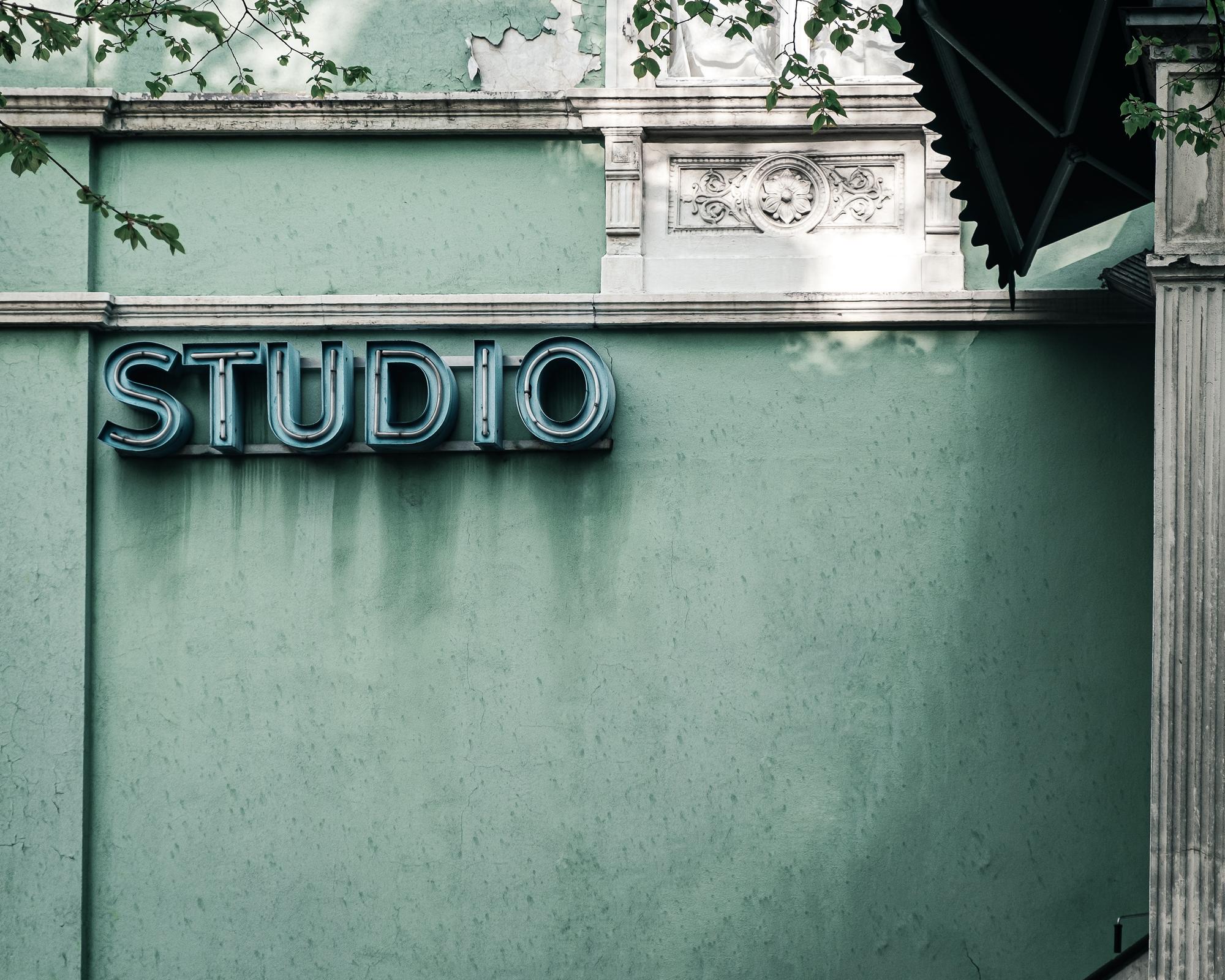 Rankdarbių studija — vishivka kursai logo